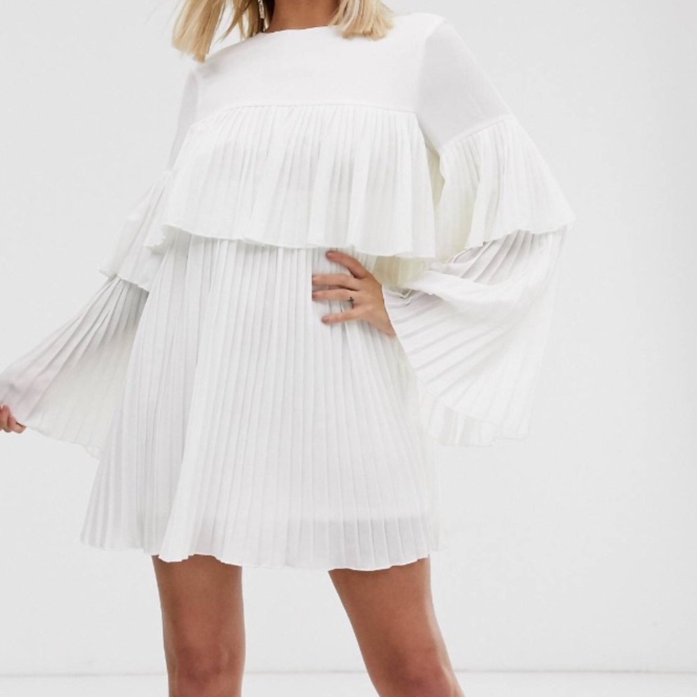 MISSGUIDED white pleated dress
